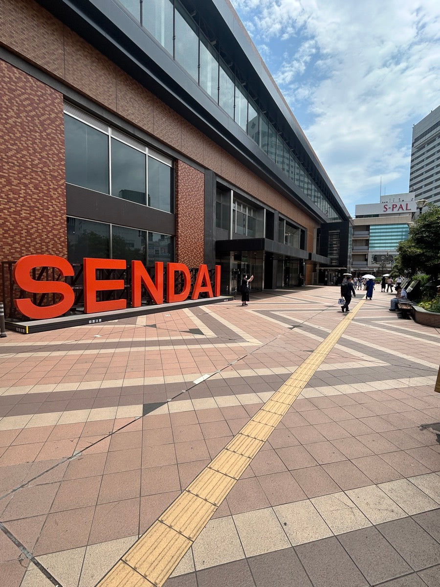 道順1: 仙台駅2階・西口デッキの入口から駅に入ります。「SENDAI」モニュメントの右隣にある入口が目印です。